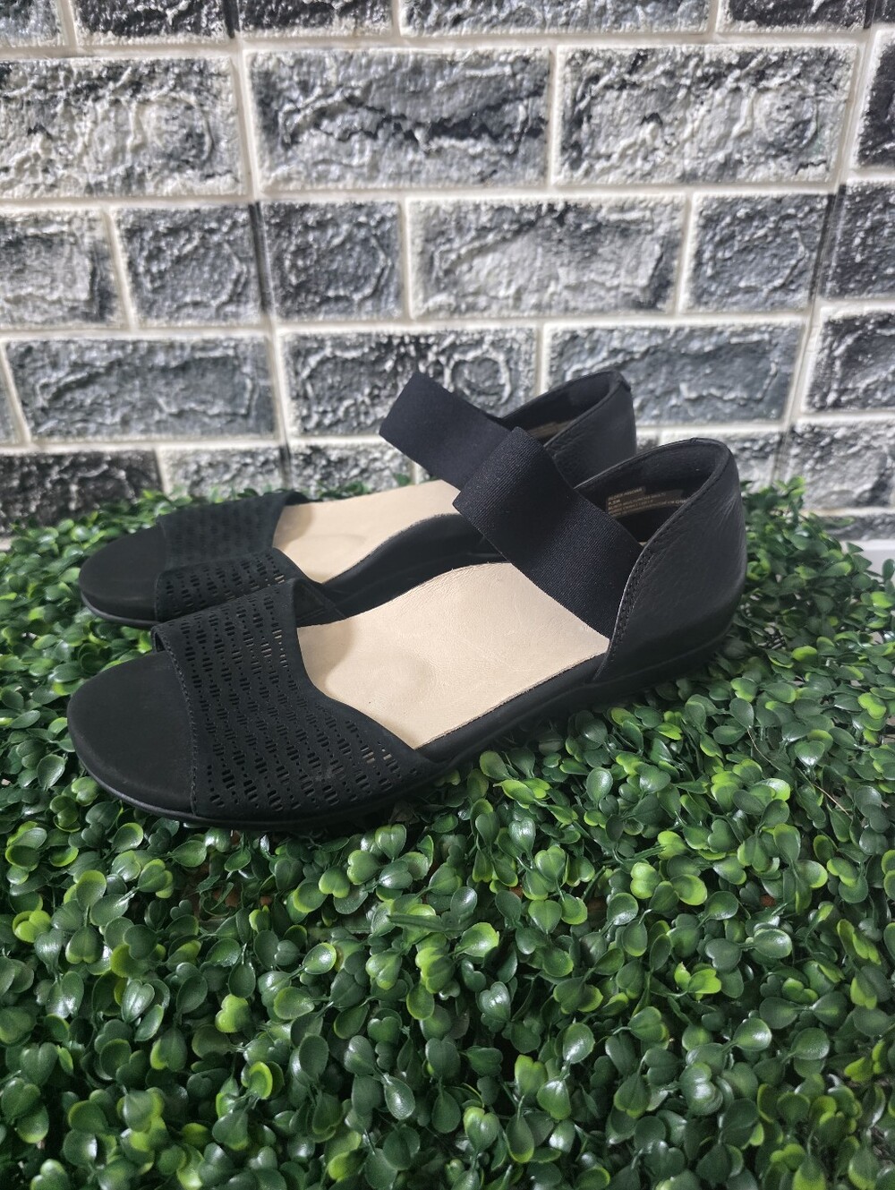 Earth Women's Black Leather Elastic Strap Sandals Size 9.5M